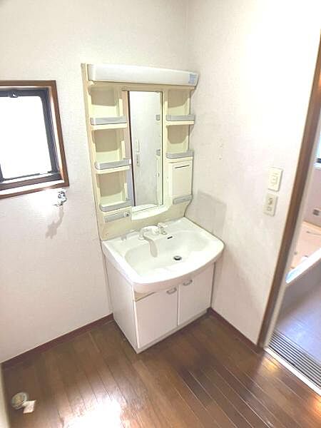 洗面化粧台です。朝の身支度から1日が始まります。