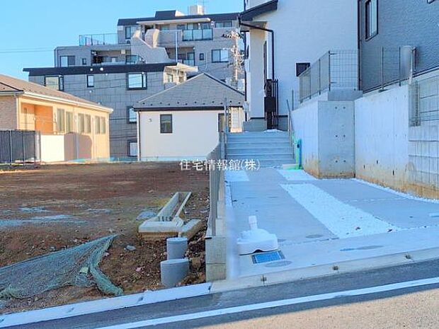 前面道路を含めた現地写真です。