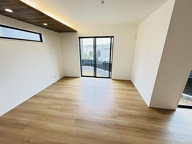 明るい日差しが入る風通しの良いリビングです。