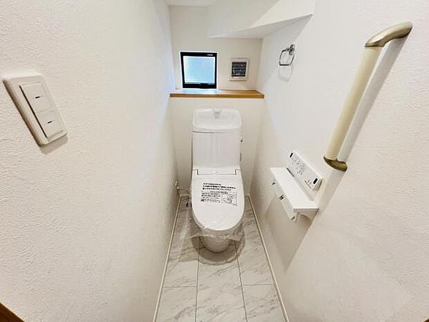 シャワー洗浄機能付のトイレは、清潔感が印象的な空間ですね。