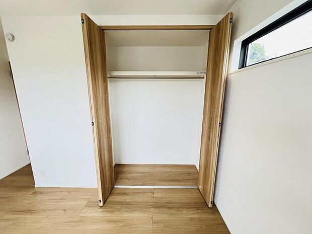 いつでもお部屋をスッキリお使い頂ける収納スペースを設置。