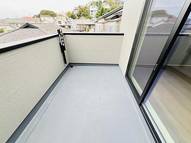 広々バルコニーで布団やレジャーシートなど大きな物も簡単に干すことができお洗濯も楽しくなりそうですね。