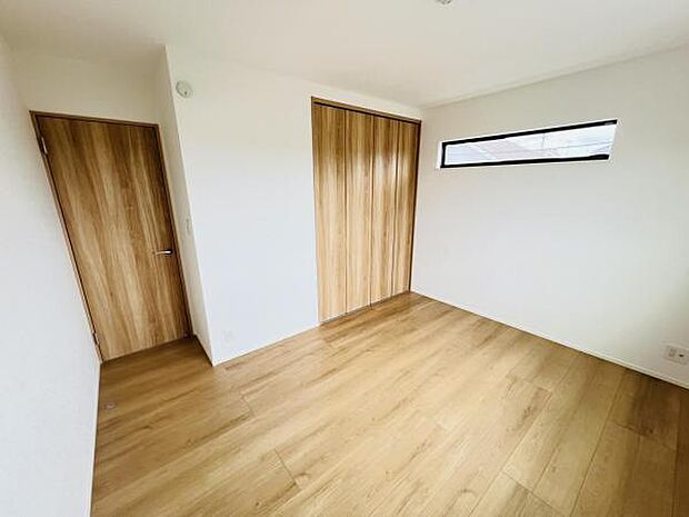 木の温もりが優しいフローリングの収納スペース付き洋室です。