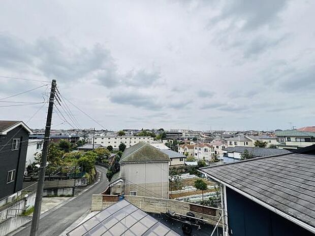 バルコニーからの眺望です。明るい陽射しを浴びながらゆったりと過ごすのも良いですね。