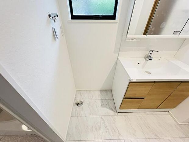 独立洗面台の横にはランドリースペースがございます。