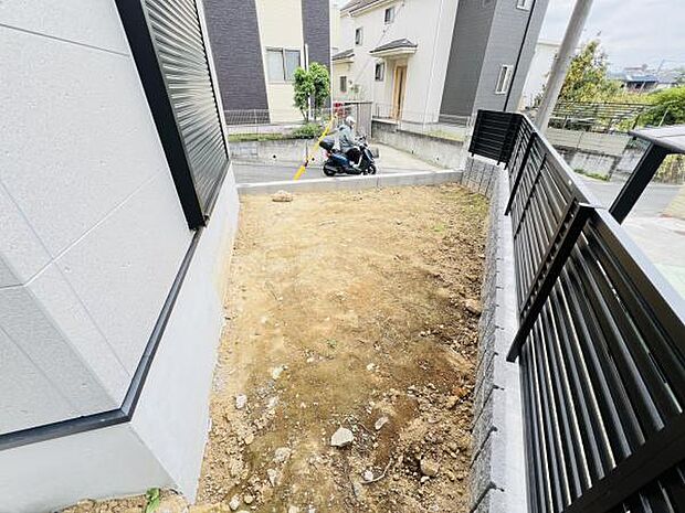 お庭があり開放感たっぷりです。季節のお花を楽しんだり、家庭菜園もお楽しみいただきます。