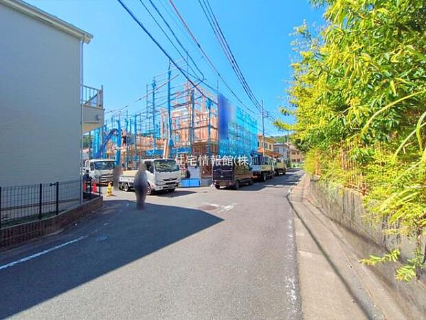 前面道路を含めた現地写真です。