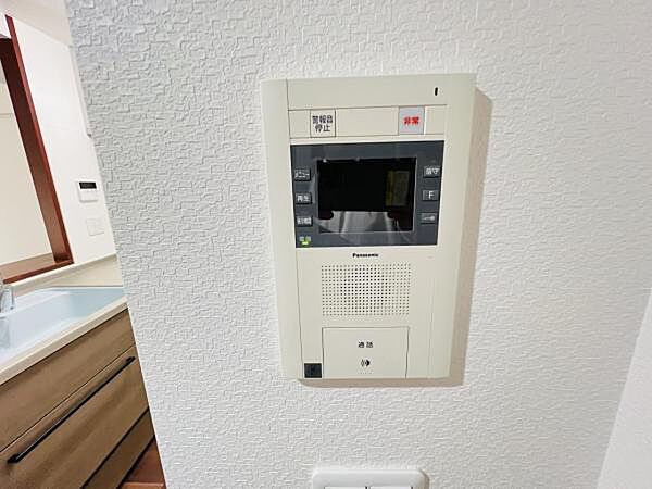 訪問者を確認できるTVモニター付きインターフォンです。