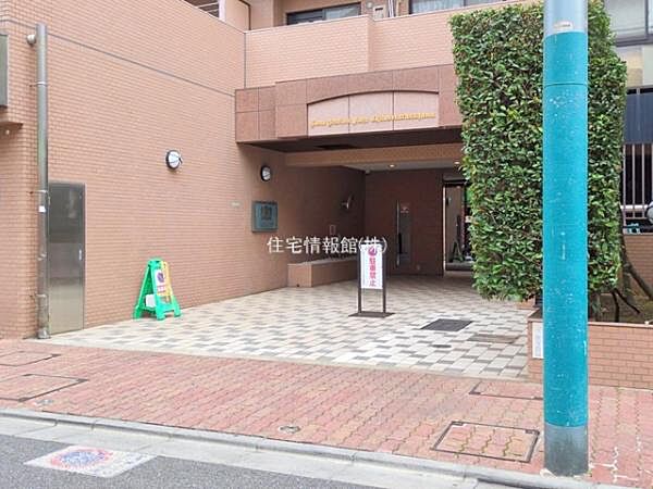 ゆったりとした印象のエントランスです。