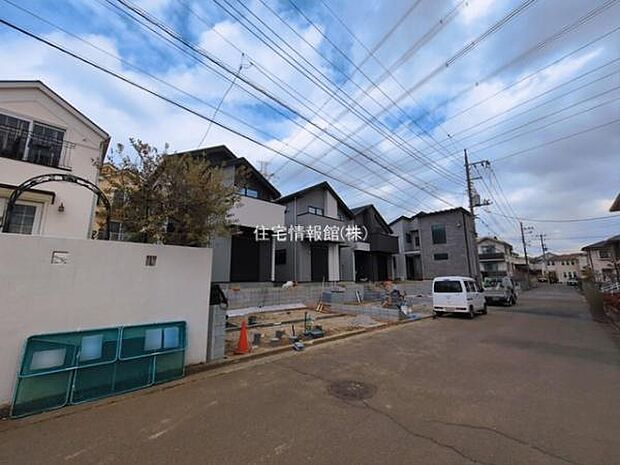 前面道路を含めた現地写真です。