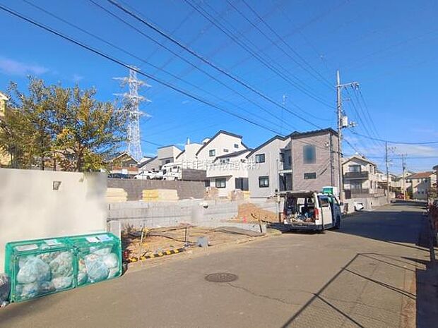 前面道路を含めた現地写真です。