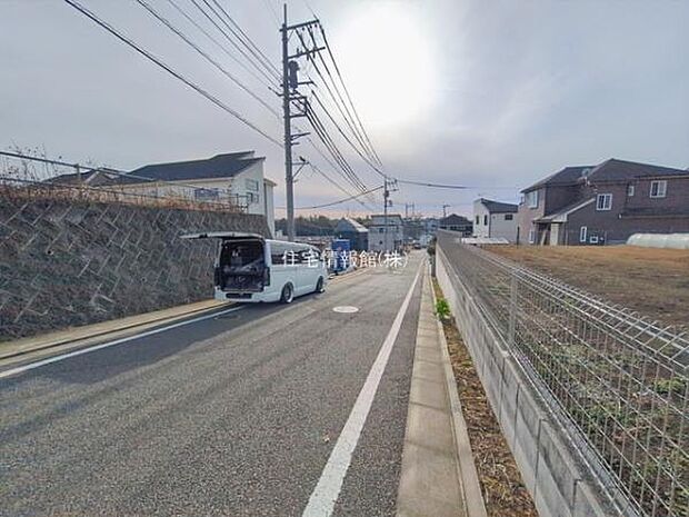 前面道路を含めた現地写真です。