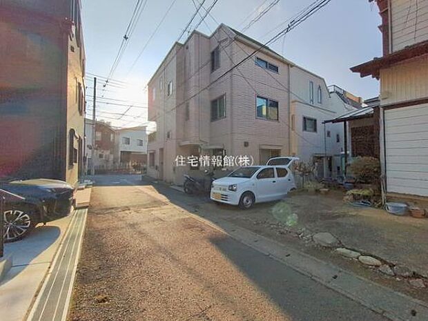 前面道路を含めた現地写真です。