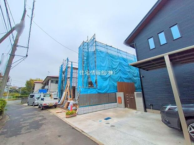 前面道路を含めた現地写真です。