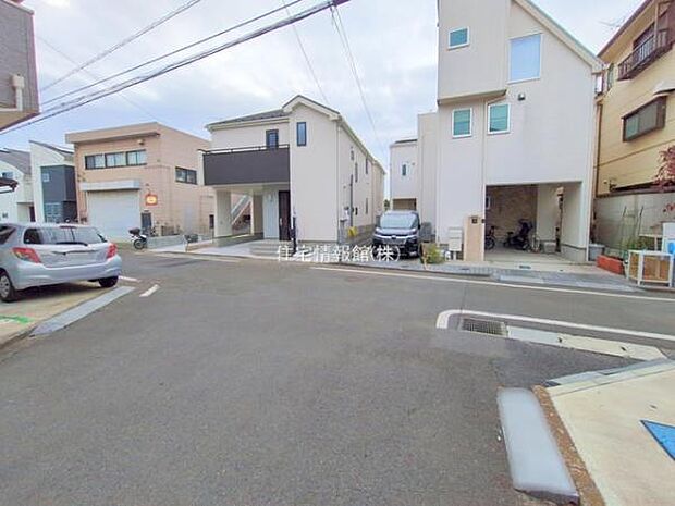 前面道路を含めた現地写真です。