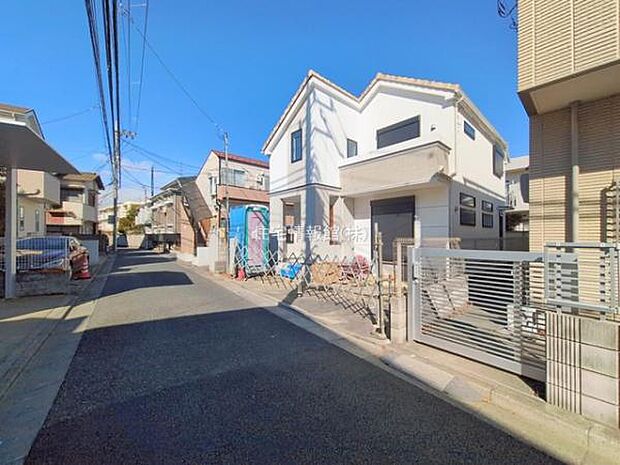 前面道路を含めた現地写真です。