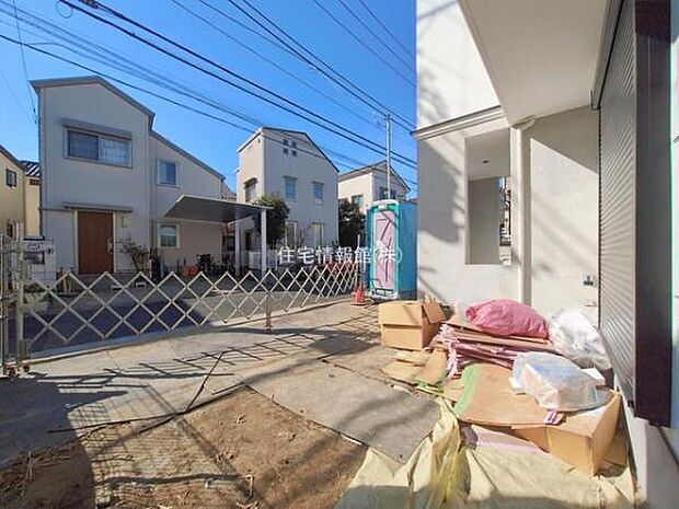 前面道路を含めた現地写真です。