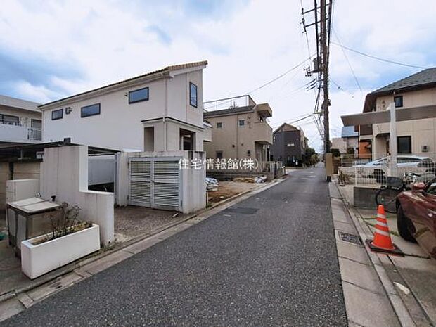 前面道路を含めた現地写真です。