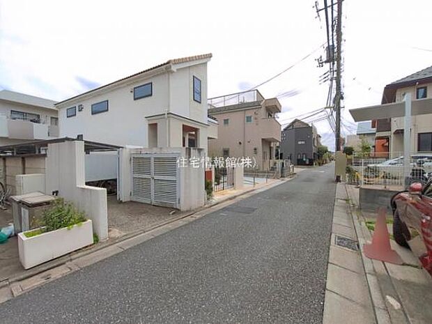 前面道路を含めた現地写真です。
