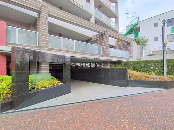 ゆったりとした印象のエントランスです。