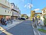 外観：前面道路を含めた現地写真です。