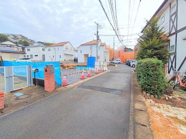 前面道路を含めた現地写真です。