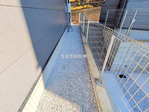 前面道路を含めた現地写真です。