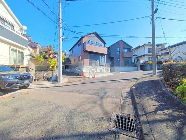 前面道路を含めた現地写真です。