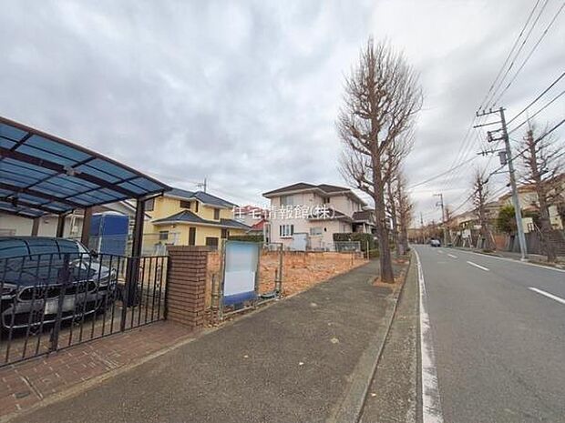 前面道路を含めた現地写真です。