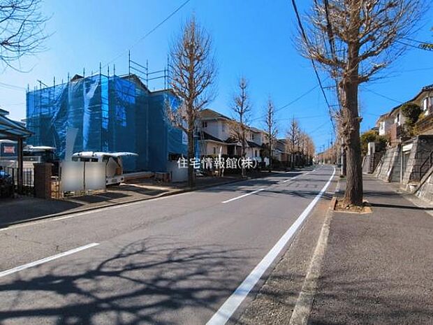 前面道路を含めた現地写真です。