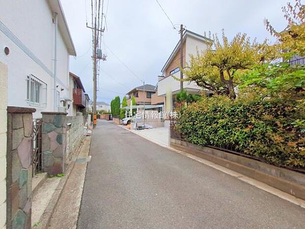 前面道路を含めた現地写真です。