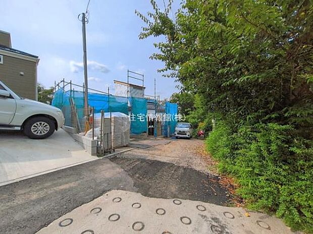 前面道路を含めた現地写真です。