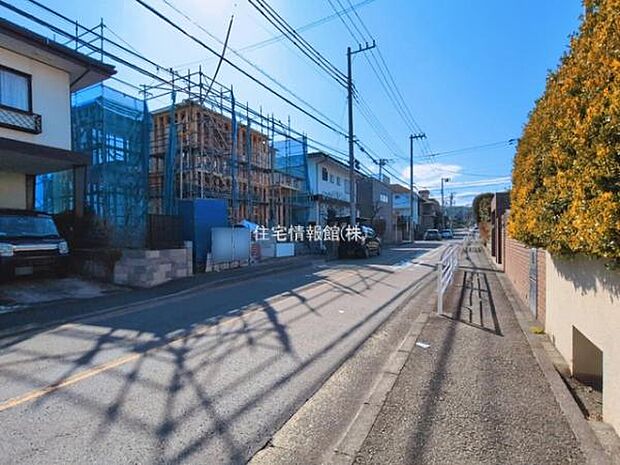 前面道路を含めた現地写真です。