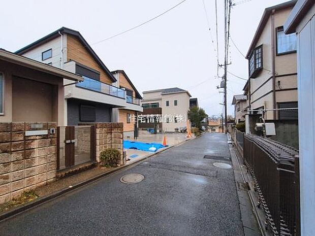 前面道路を含めた現地写真です。
