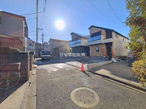 前面道路を含めた現地写真です。