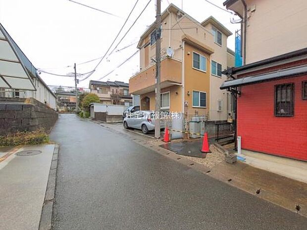 前面道路を含めた現地写真です。