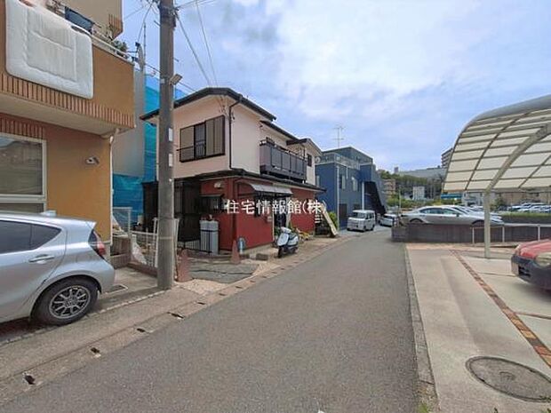 前面道路を含めた現地写真です。