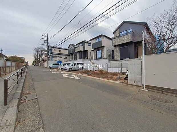 前面道路を含めた現地写真です。