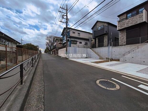 前面道路を含めた現地写真です。