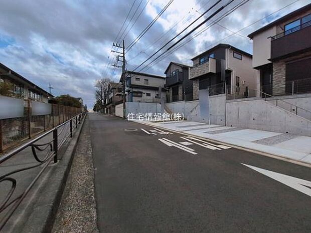 前面道路を含めた現地写真です。