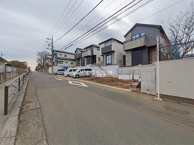 前面道路を含めた現地写真です。