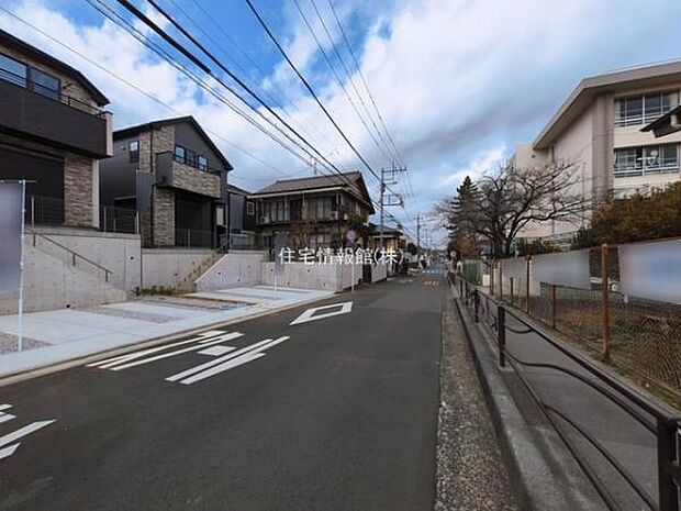 前面道路を含めた現地写真です。