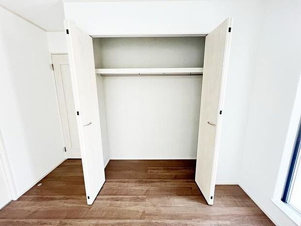 いつでもお部屋をスッキリお使い頂ける収納スペースを設置。