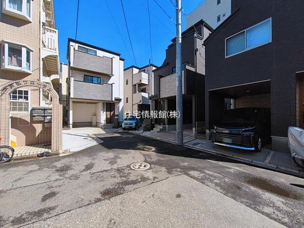 前面道路を含めた現地写真です。