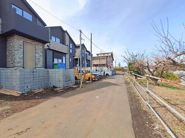 前面道路を含めた現地写真です。