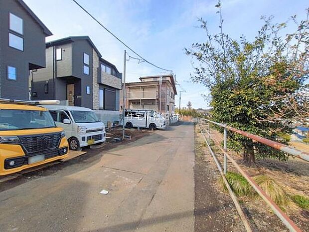 前面道路を含めた現地写真です。