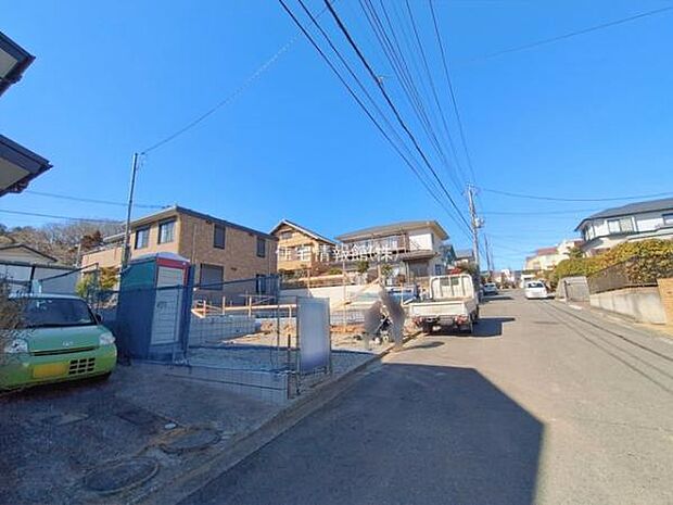 前面道路を含めた現地写真です。