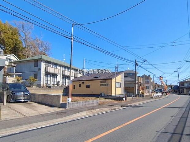 前面道路を含めた現地写真です。