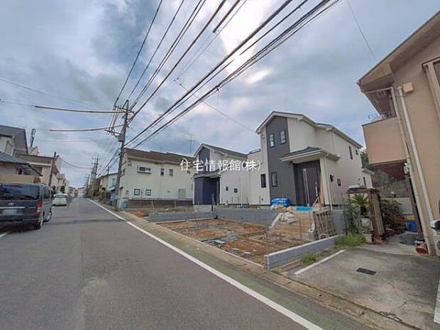 前面道路を含めた現地写真です。