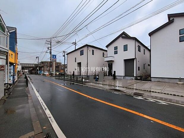 前面道路を含めた現地写真です。